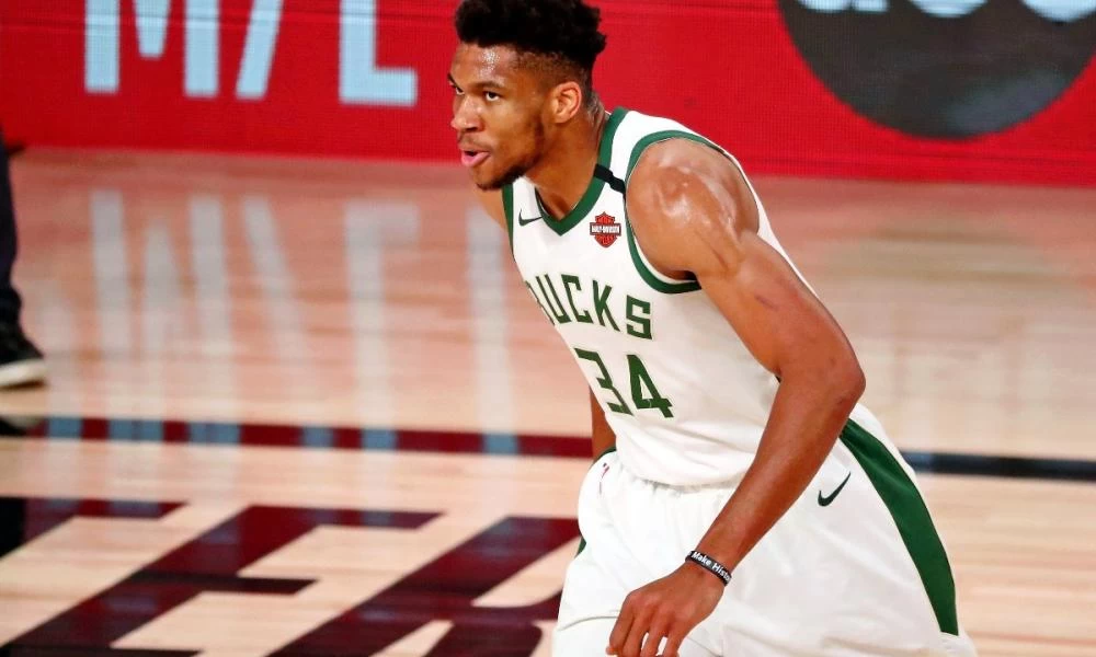 Κίνηση ανθρωπιάς από Αντετοκούνμπο: Μοίρασε κούτες τροφίμων σε εκκλησία στα Σεπόλια (εικόνες)